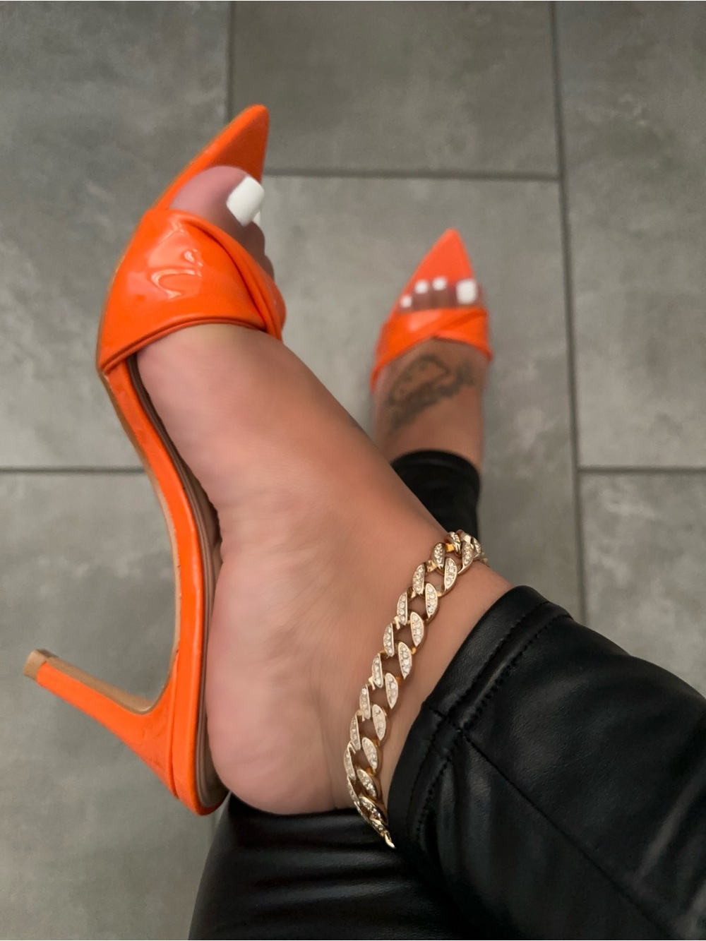 🔥 Bright Orange Patent Pointed Toe Mule Heels - Picture 3 of 13